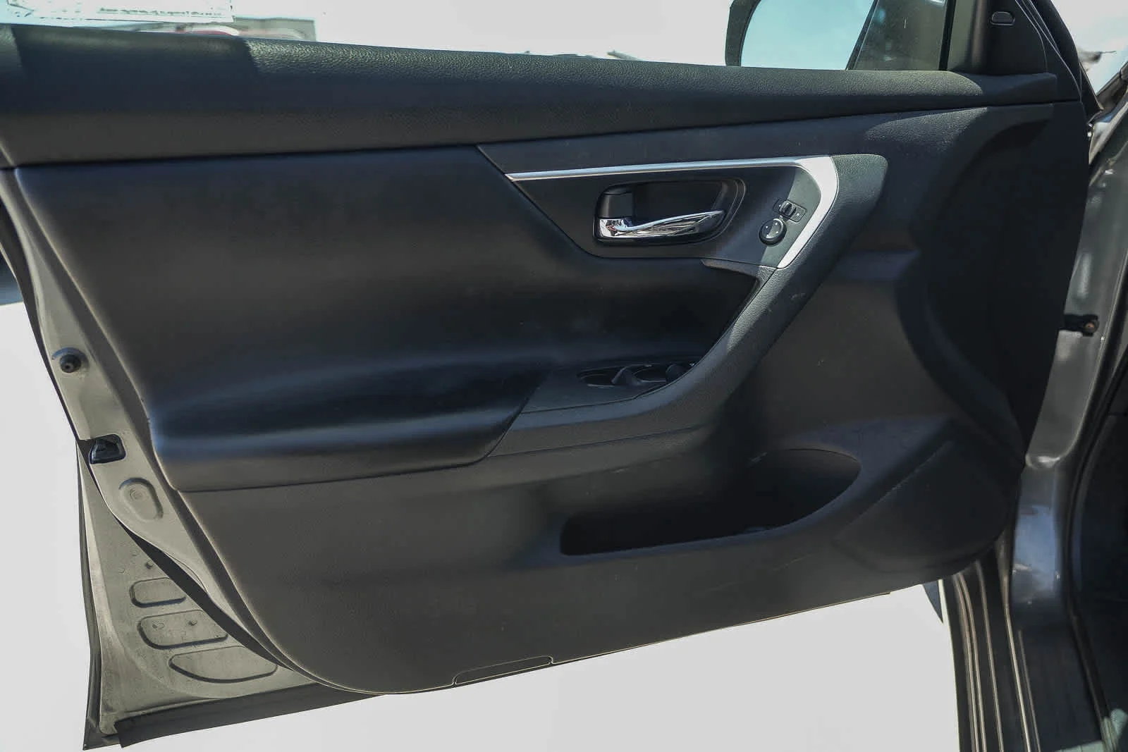 Used 2018 Gun Metallic Nissan 2.5 SV image 18