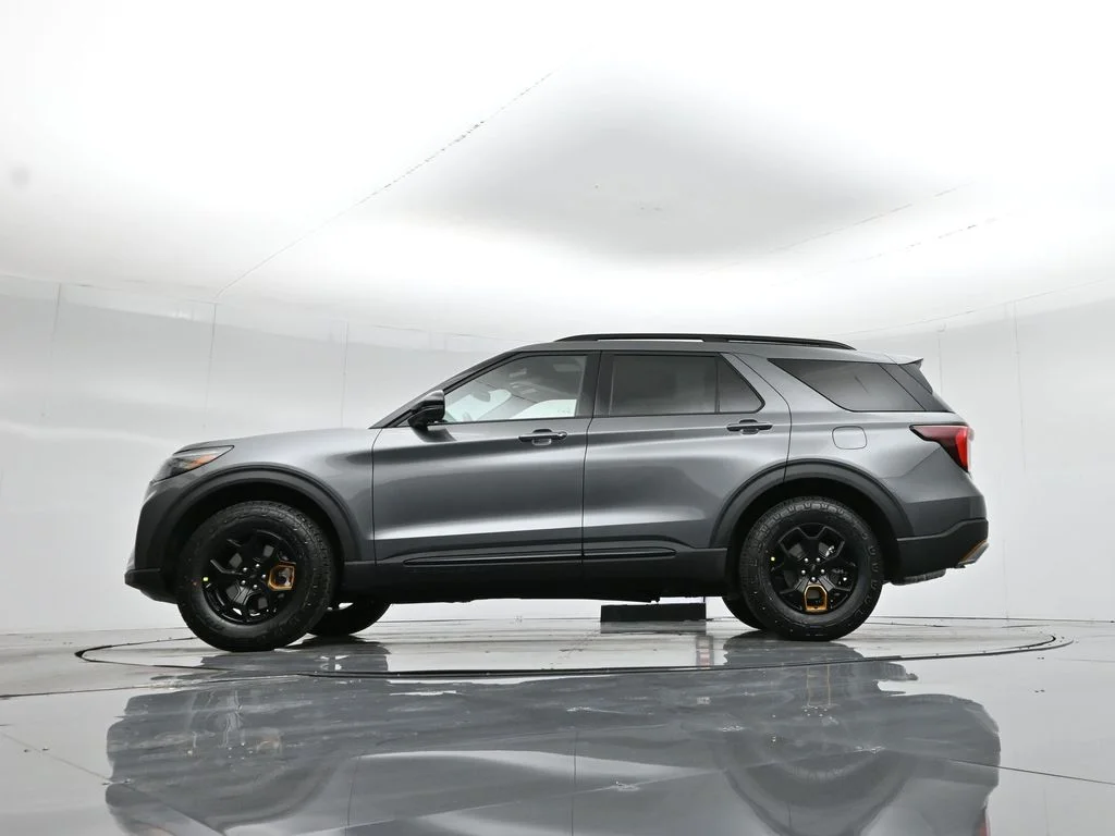New 2026 Carbonized Gray Metallic Ford Tremor image 7