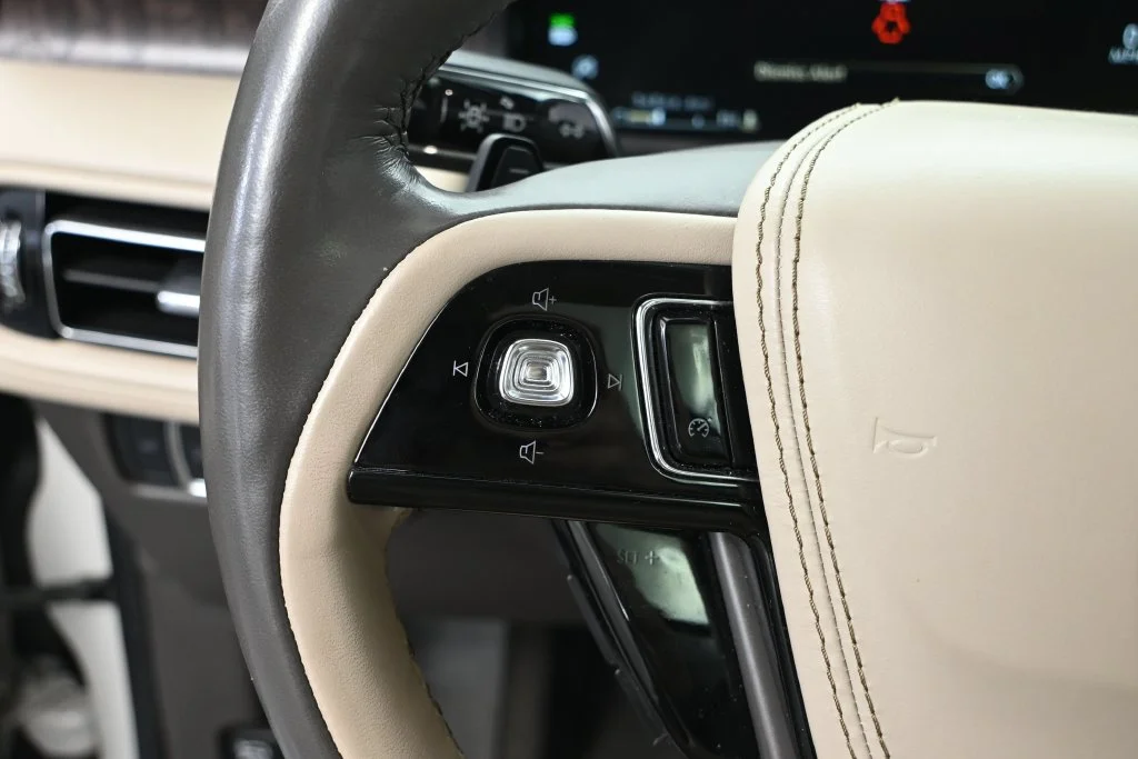Used 2023 White Lincoln Reserve image 22