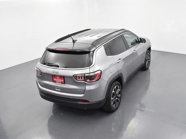 Used 2024  Jeep Limited image 31
