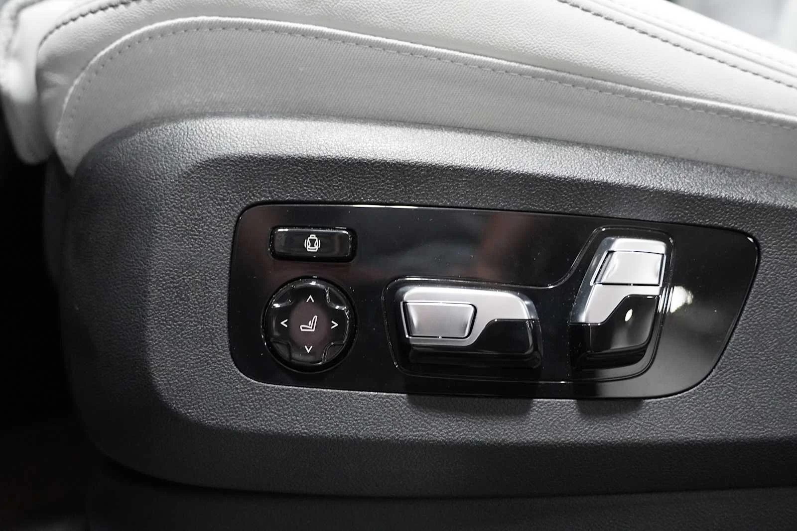 Certified Used 2024 Brooklyn Grey Metallic BMW M60i image 14