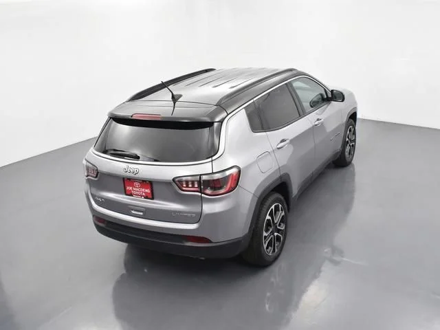 Used 2024  Jeep Limited image 31