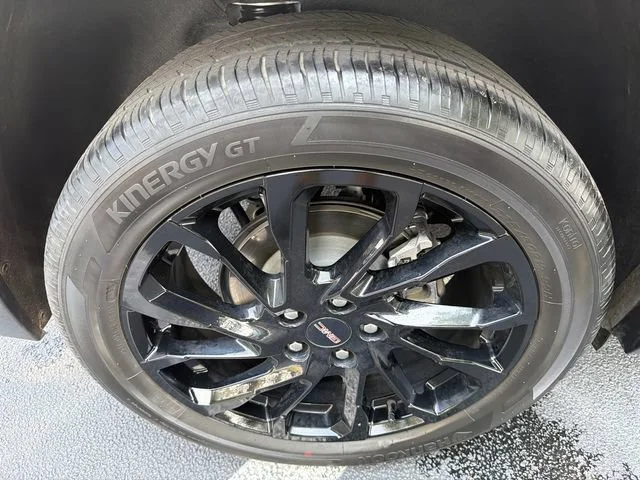 Used 2023 Summit White GMC SLE image 17