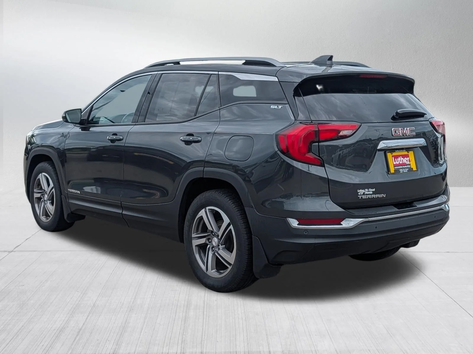 Used 2018 Graphite Gray Metallic GMC SLT image 5