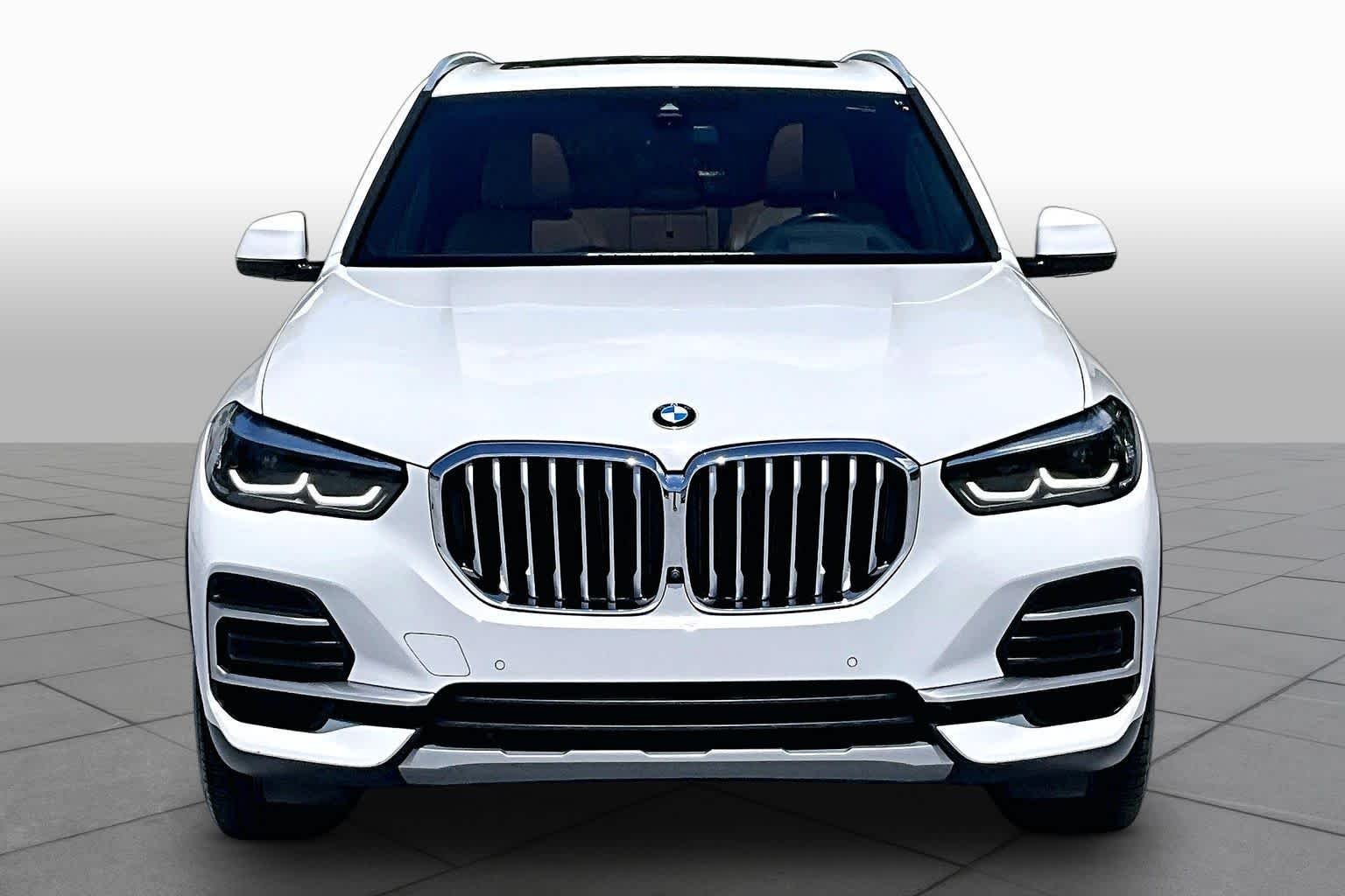 Used 2022 Alpine White BMW sDrive40i image 4