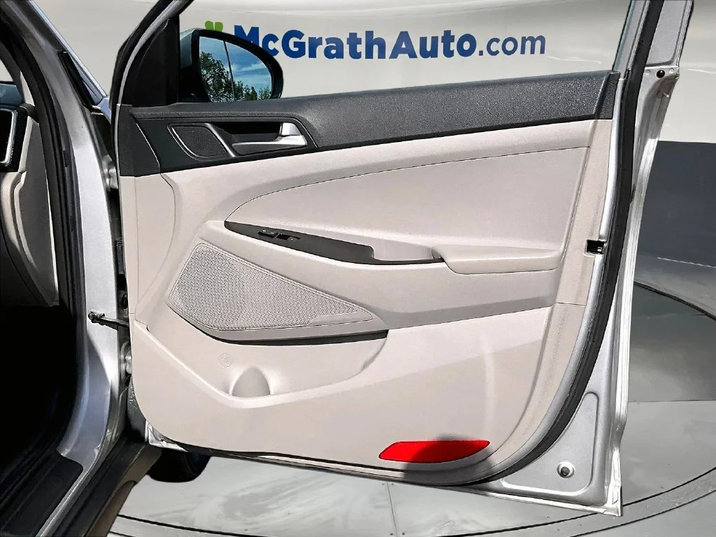 Used 2020 Silver Hyundai SE image 31