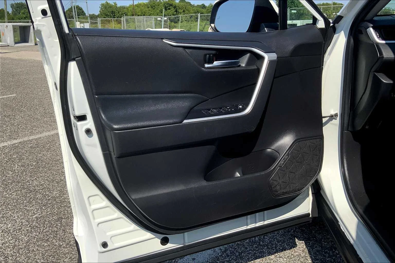 Used 2022 White Toyota XLE image 21