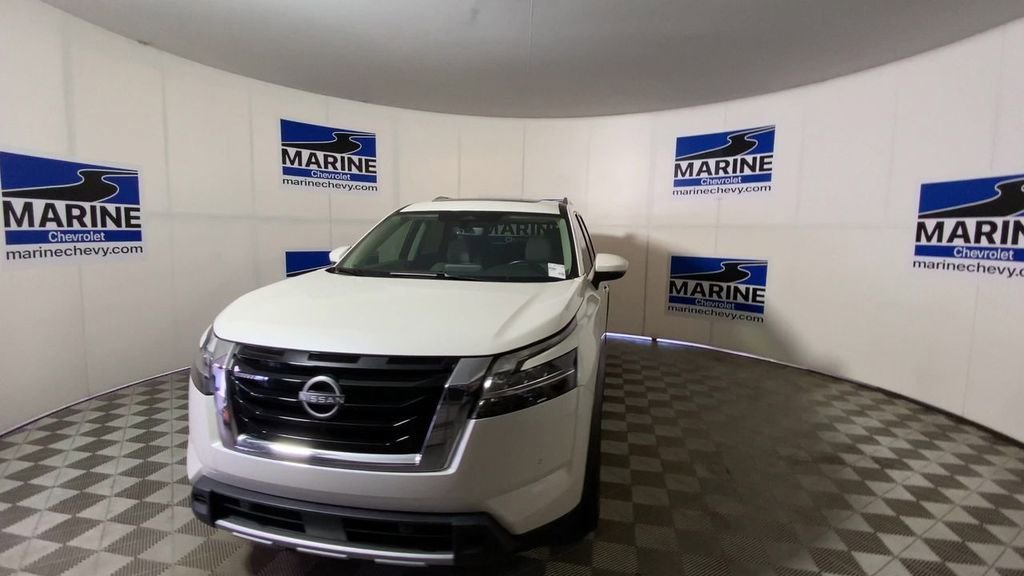 Used 2024 White Nissan SL image 5