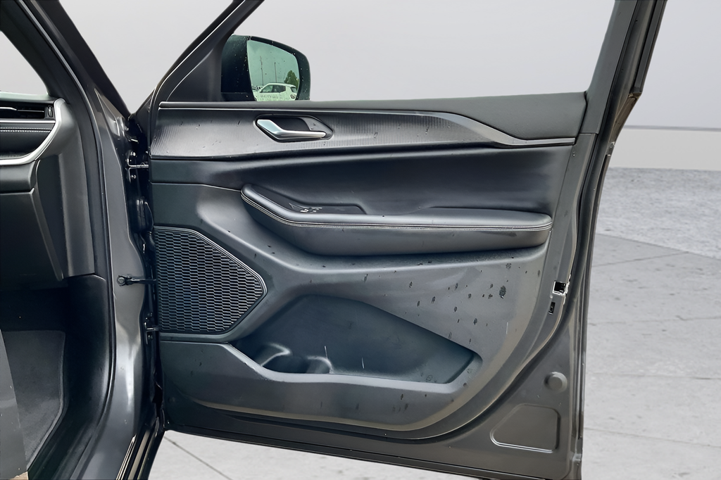 Used 2025 SELECT Jeep Laredo X image 26