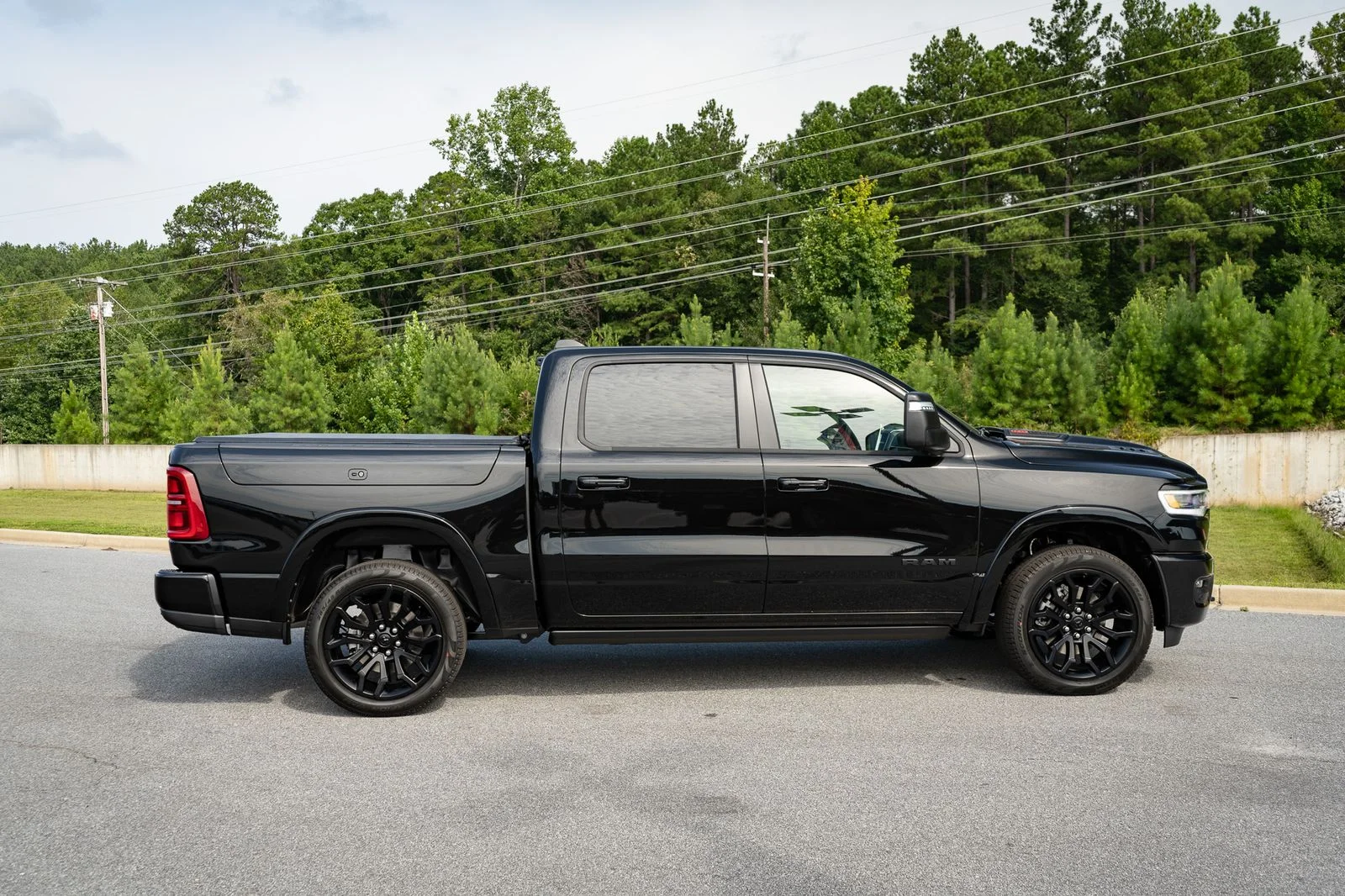 New 2026 Diamond Black Crystal Pearl-Coat Exterior Paint RAM Limited image 22