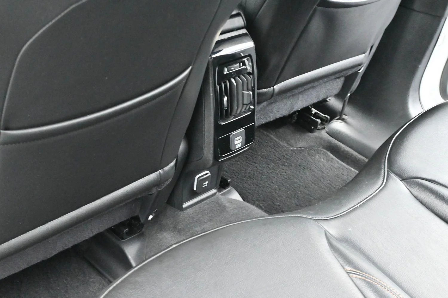 Used 2023 Bright White Clearcoat Jeep Limited image 27