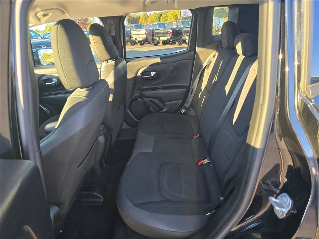 Used 2017 Black Jeep Latitude image 12