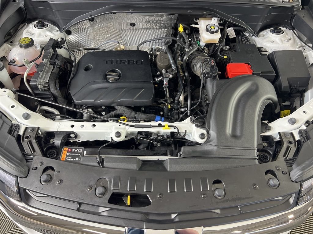 Used 2025 White Chevrolet LT image 9