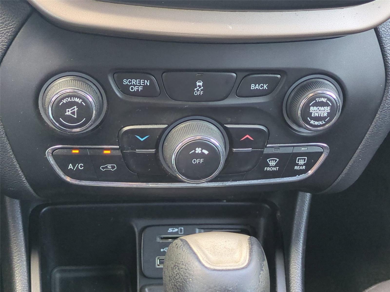 Used 2016 Granite Crystal Metallic Clearcoat Jeep Latitude image 27