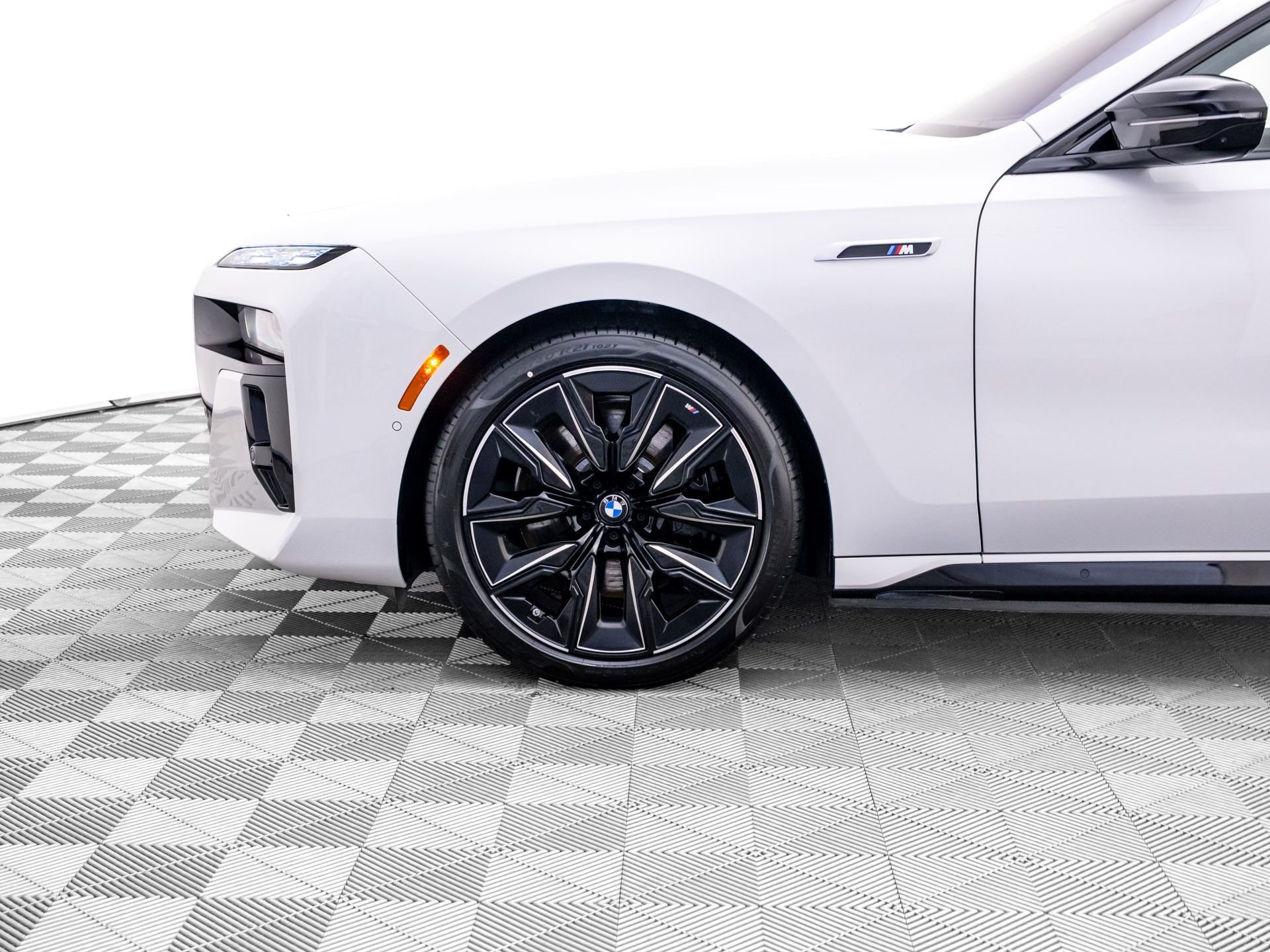 New 2026 Alpine White BMW M70 image 38