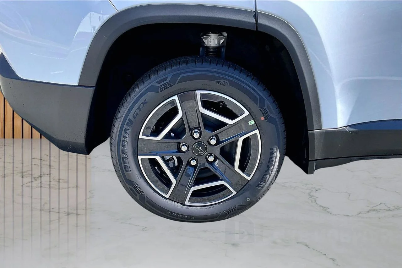 New 2026 Bright White Clear-Coat Exterior Paint Jeep Laredo image 33