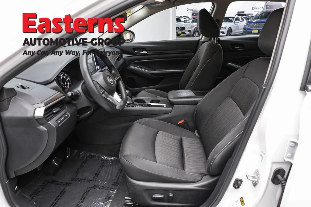 Used 2025 White Nissan 2.5 SV image 14