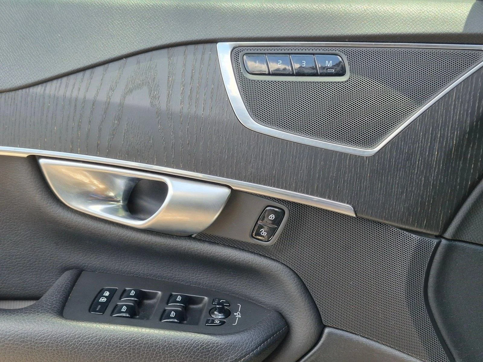 Used 2020 Bright Silver Metallic Volvo Momentum image 2