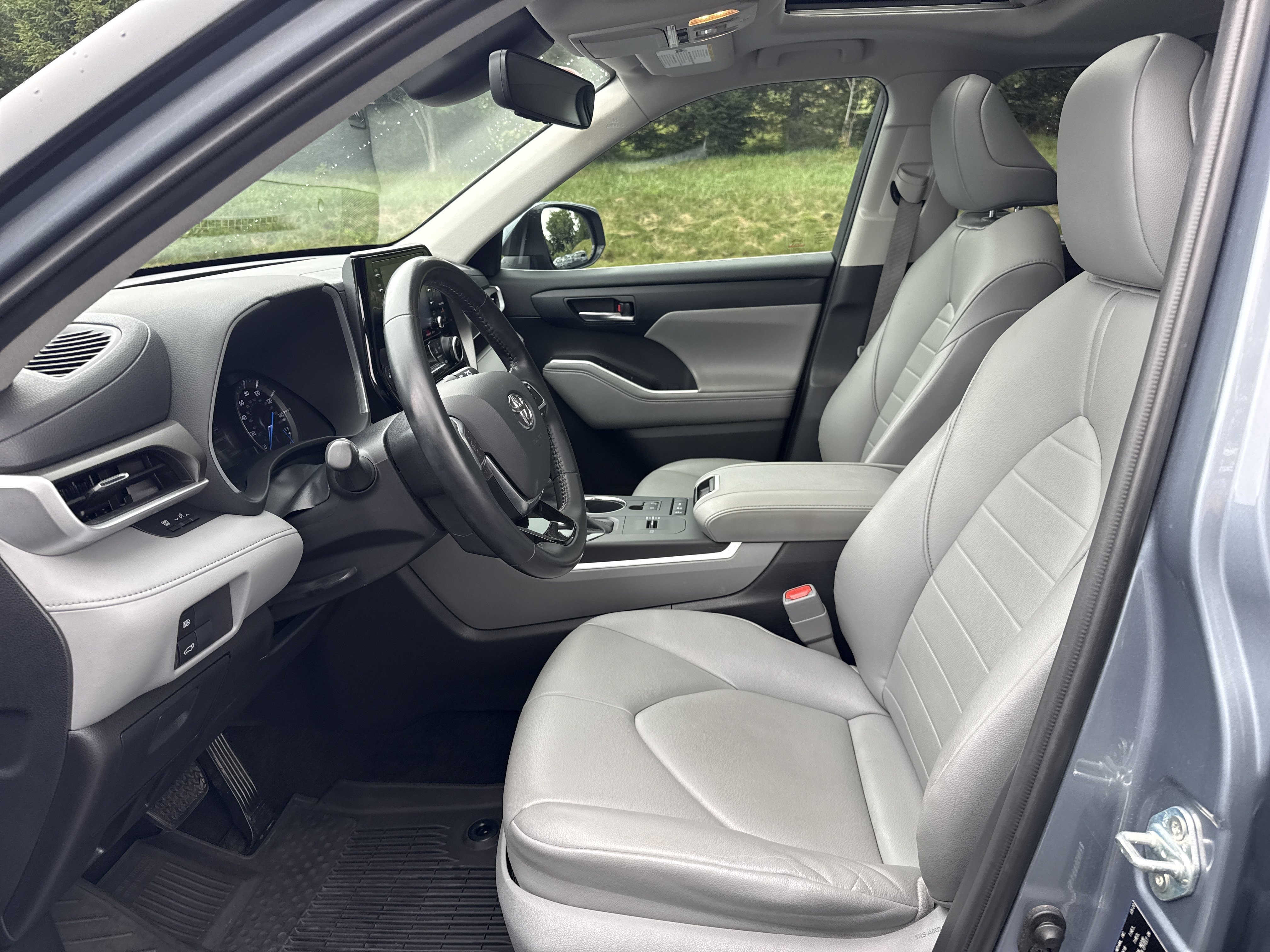 Used 2020 Moon Dust Toyota Hybrid XLE image 11