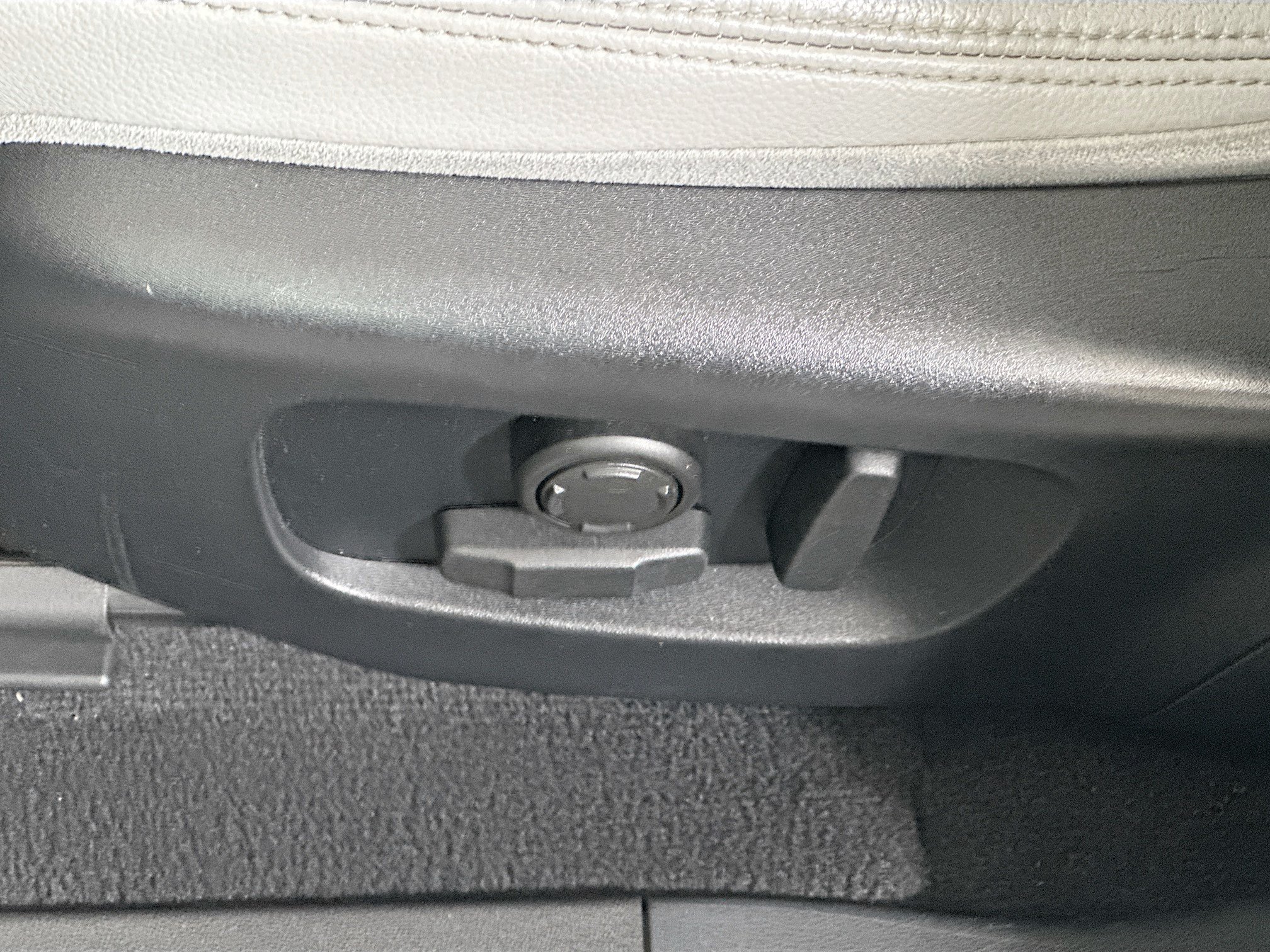 Used 2020 White Land Rover SE image 13