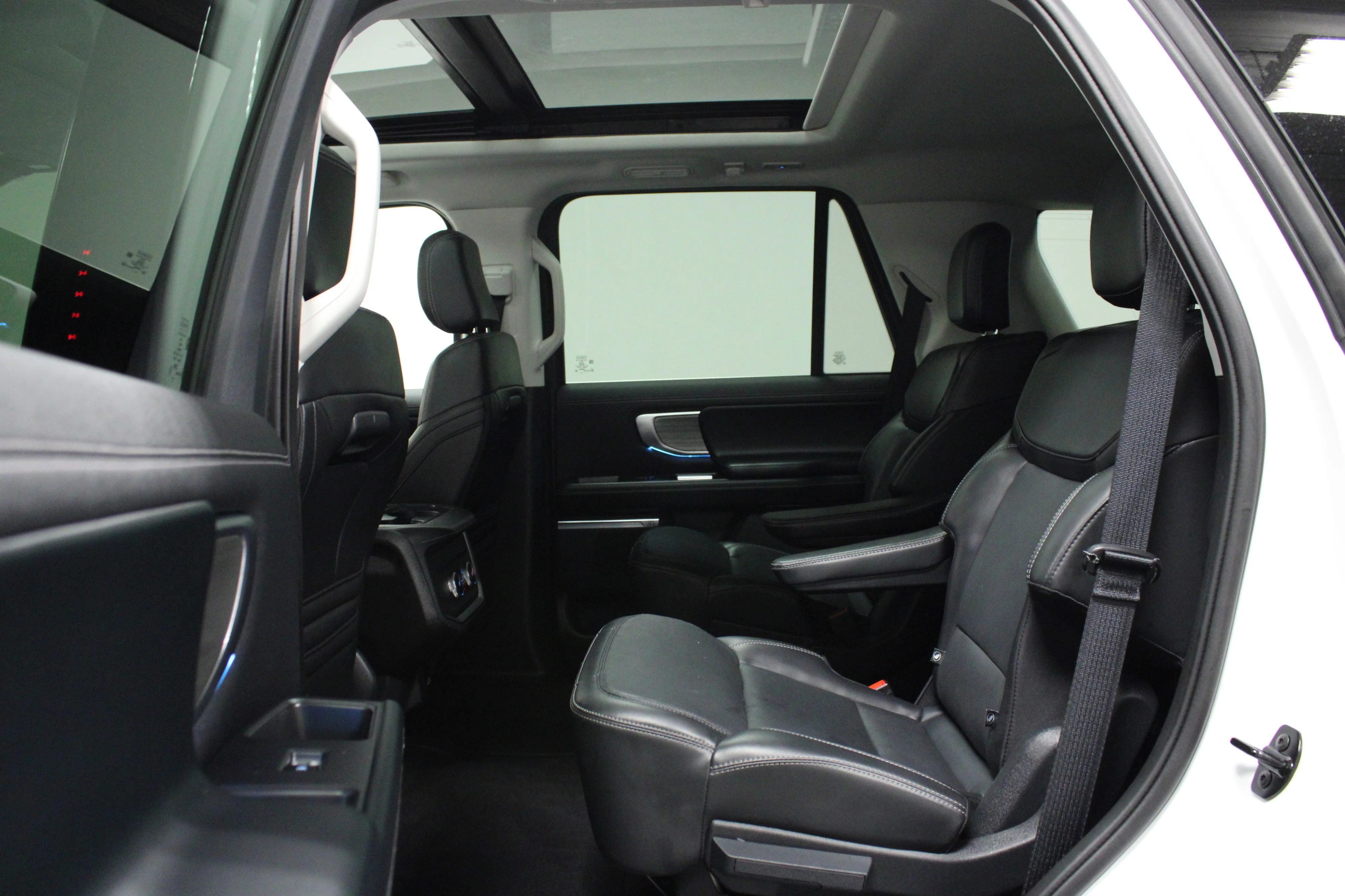 Used 2025 Oxford White Ford Platinum image 13