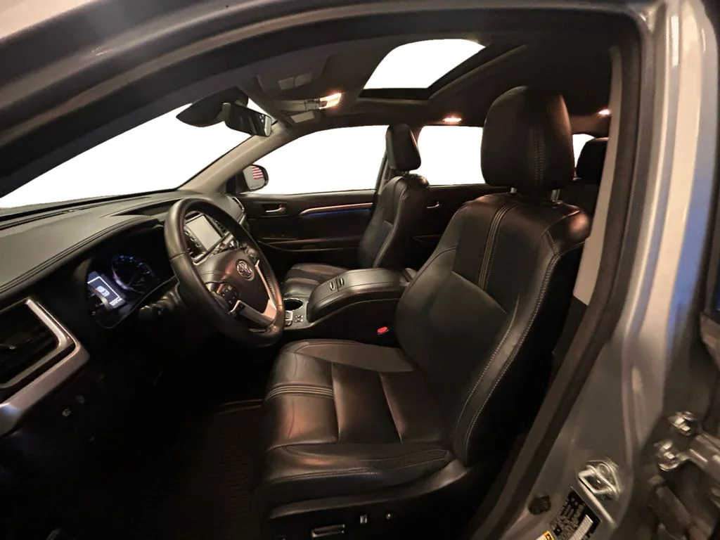 Used 2017 Celestial Silver Toyota XLE V6 image 9
