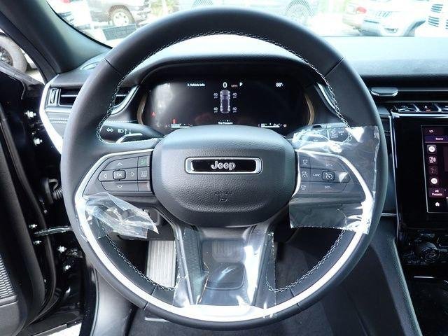 New 2026 Diamond Black Crystal Pearl-Coat Exterior Paint Jeep Laredo image 18