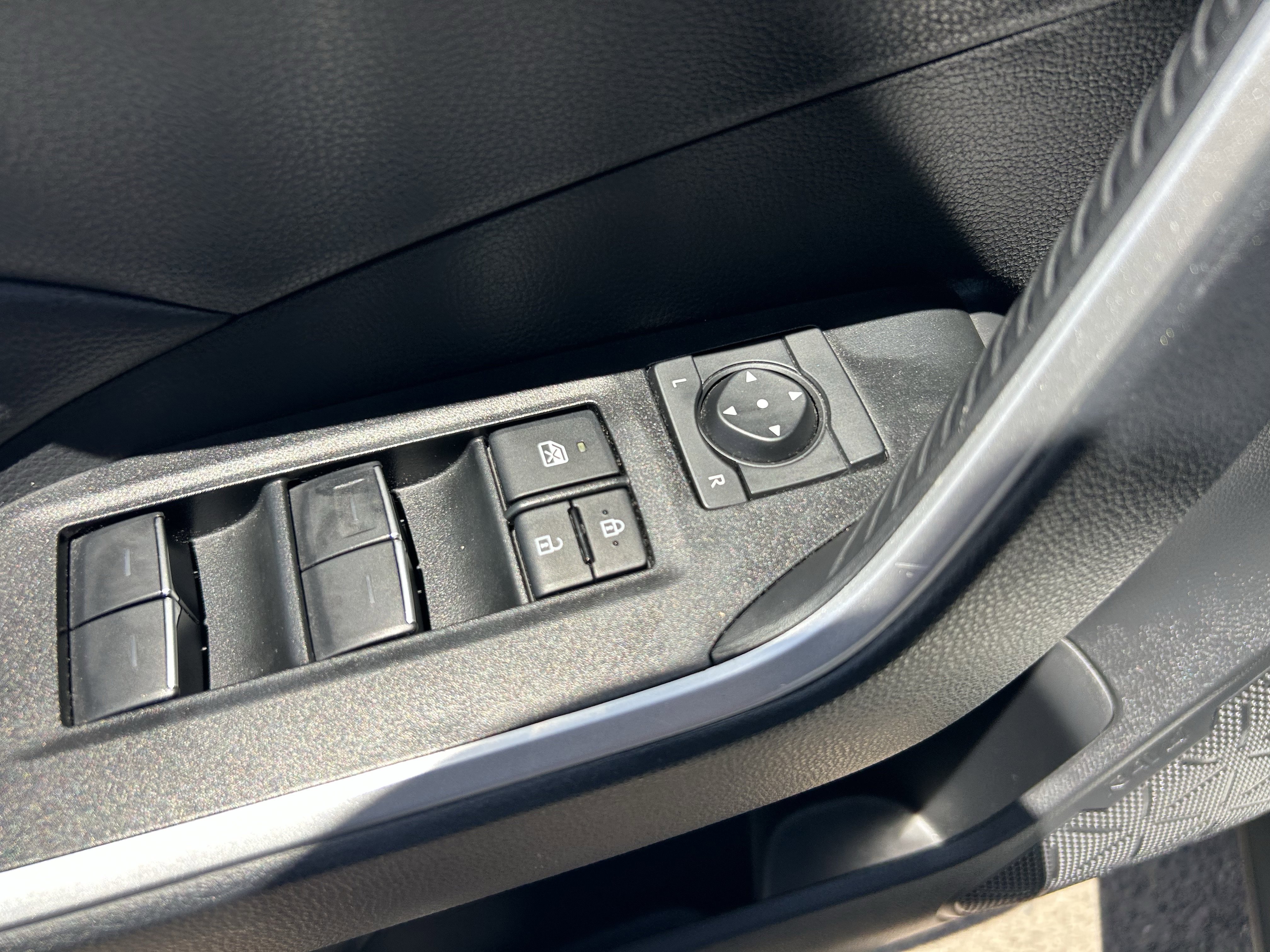 2025 Toyota RAV4 XLE - Photo 29