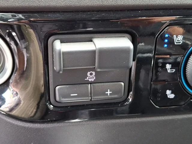 Used 2022 White Chevrolet LTZ image 25