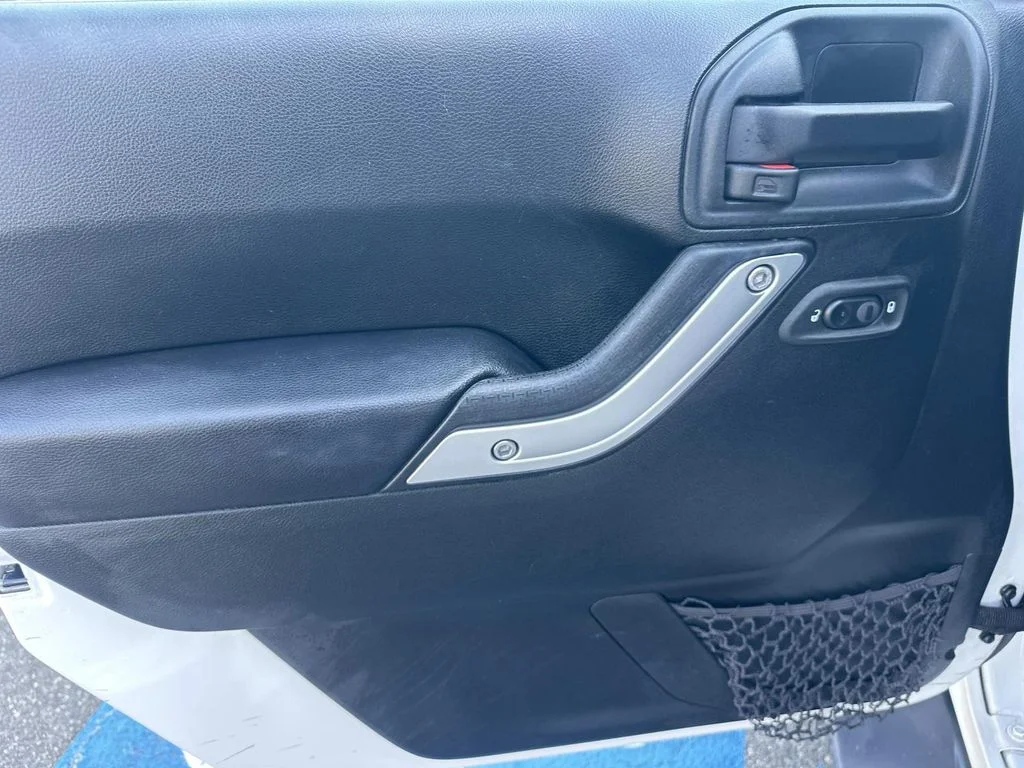 Used 2018 White Jeep Unlimited Sahara image 17
