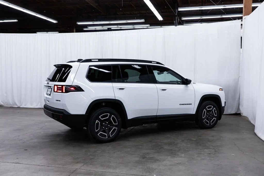 New 2026 Bright White Clear-Coat Exterior Paint Jeep Limited image 6