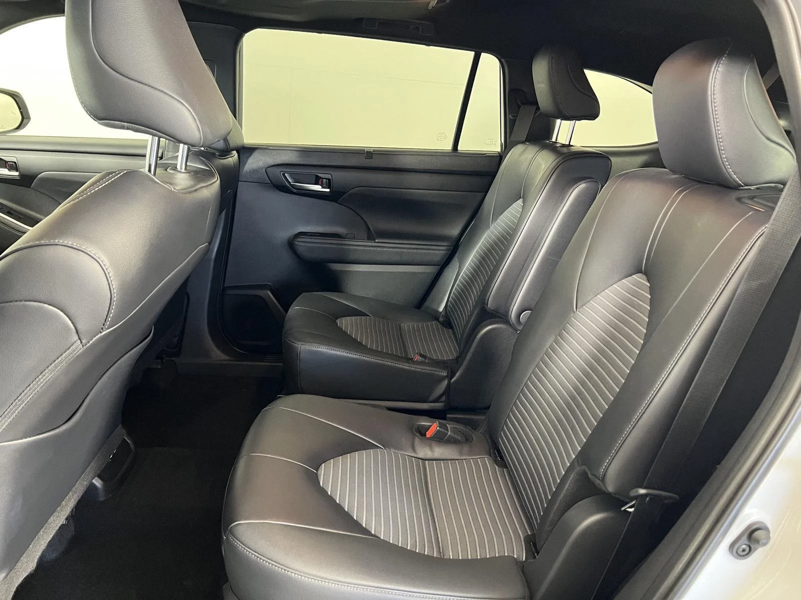 Used 2024 Wind Chill Pearl Toyota XSE image 26