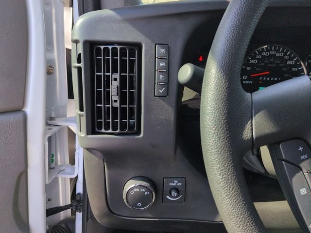 New 2025 Summit White Chevrolet 1WT image 18