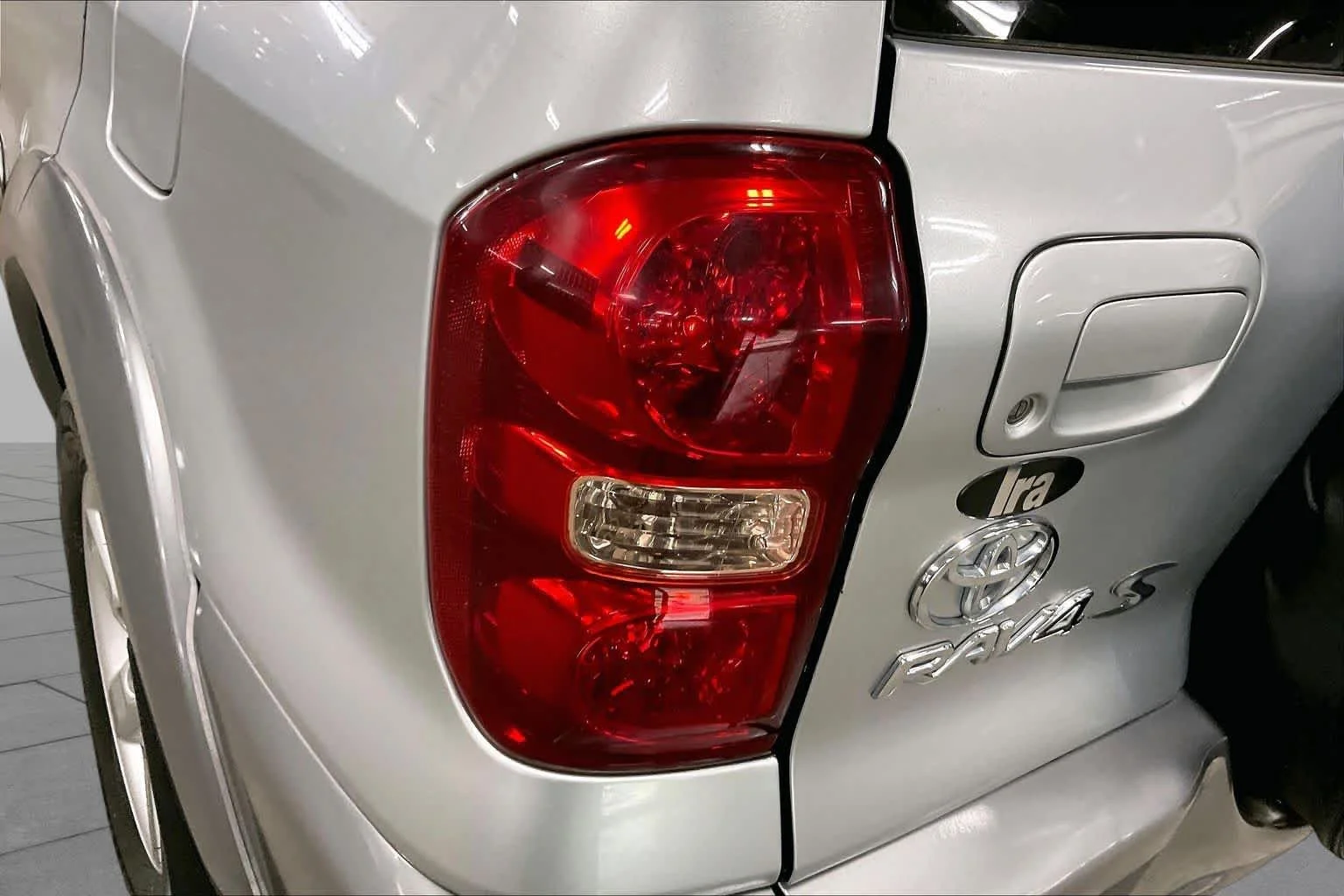 Used 2005 Titanium Metallic Toyota  image 28