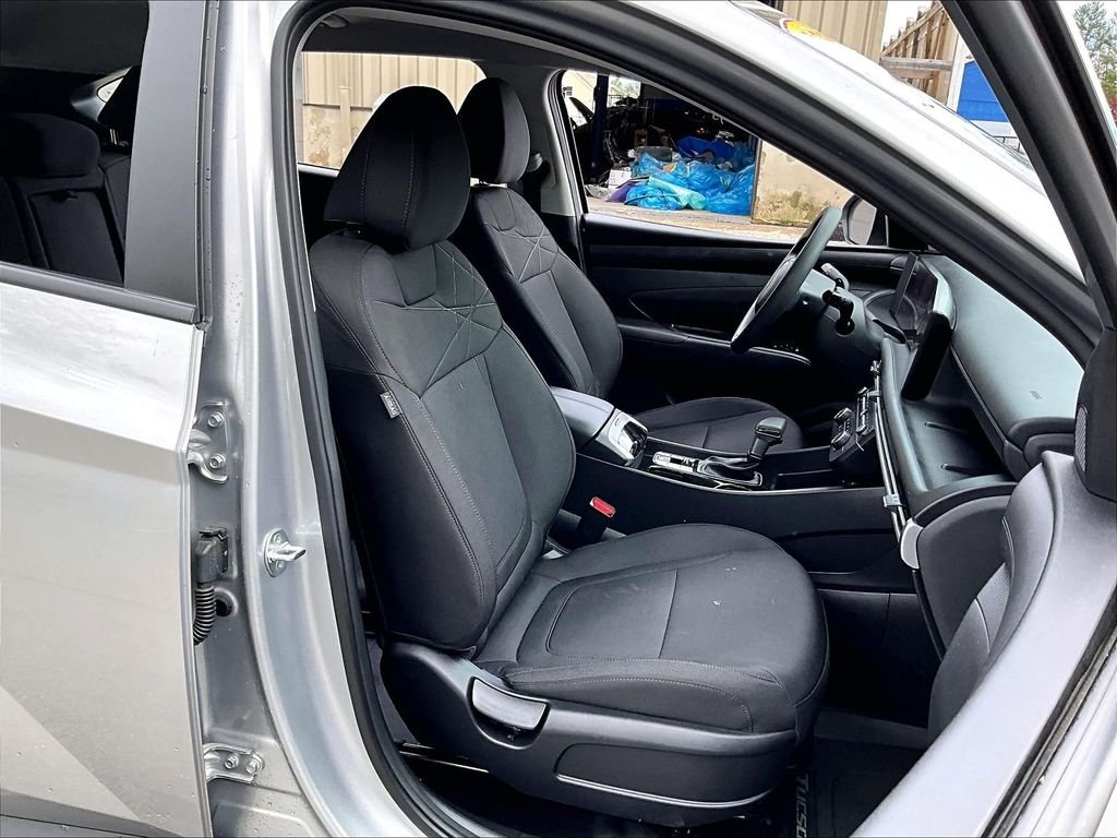 Used 2025 Shimmering Silver Hyundai SE image 11