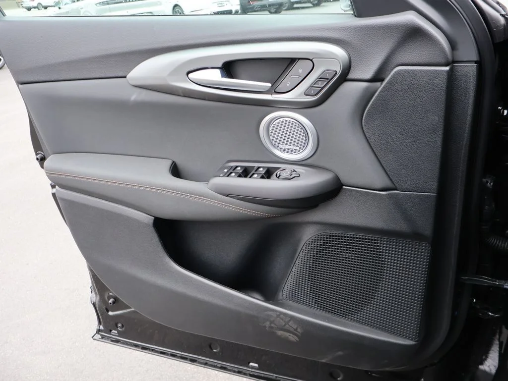 New 2025 Alfa Black Alfa Romeo Base image 38