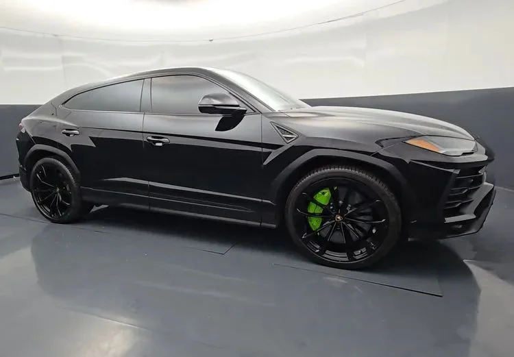 Used 2022  Lamborghini Sport Utility 4D image 2