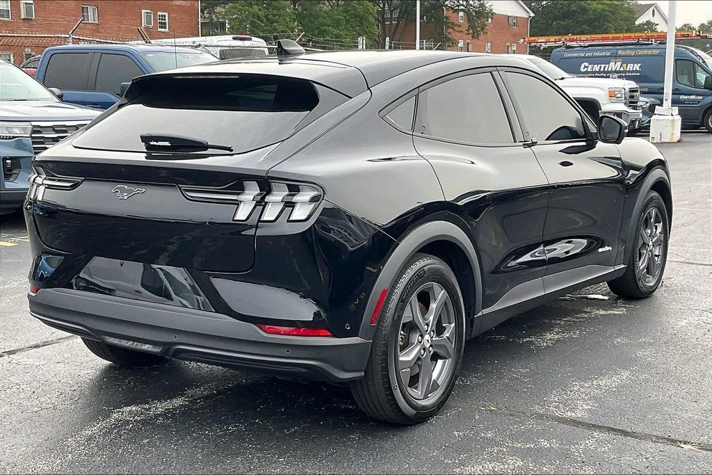 Used 2023 Black Ford Select image 12