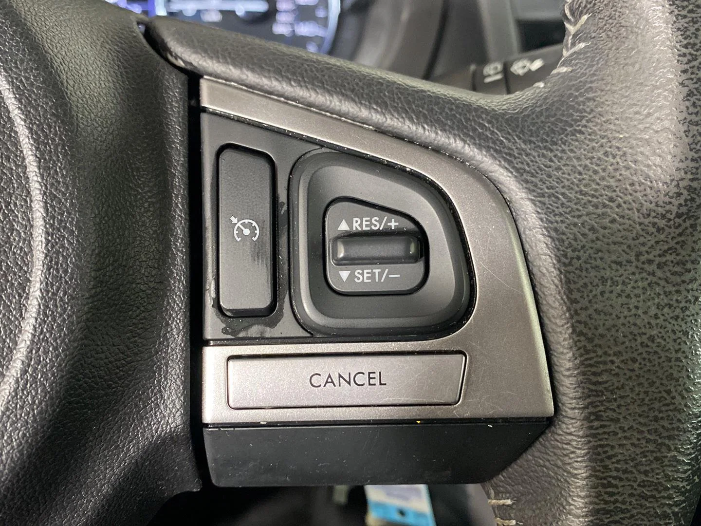 Used 2018 Ice Silver Metallic Subaru Limited image 24
