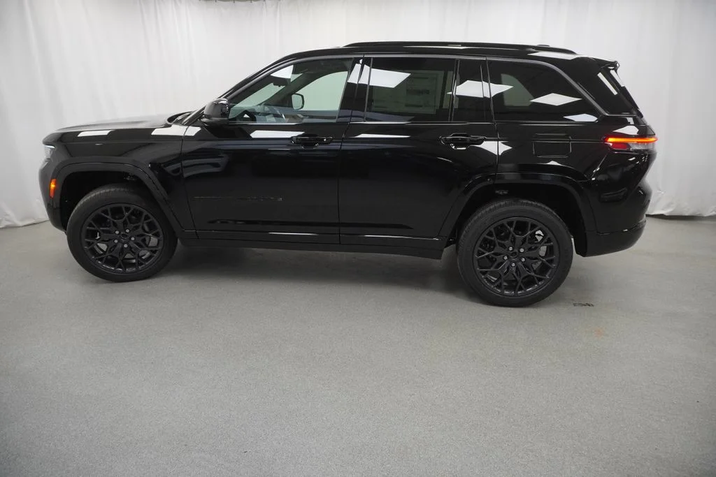 New 2026 Diamond Black Crystal Pearl-Coat Exterior Paint Jeep Summit image 14