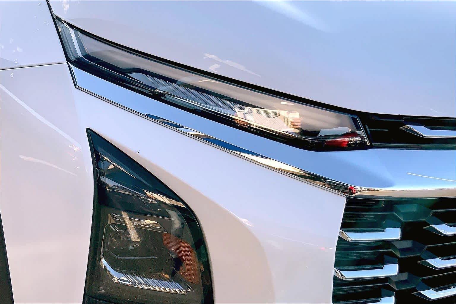 Used 2025 Summit White Chevrolet LT image 28
