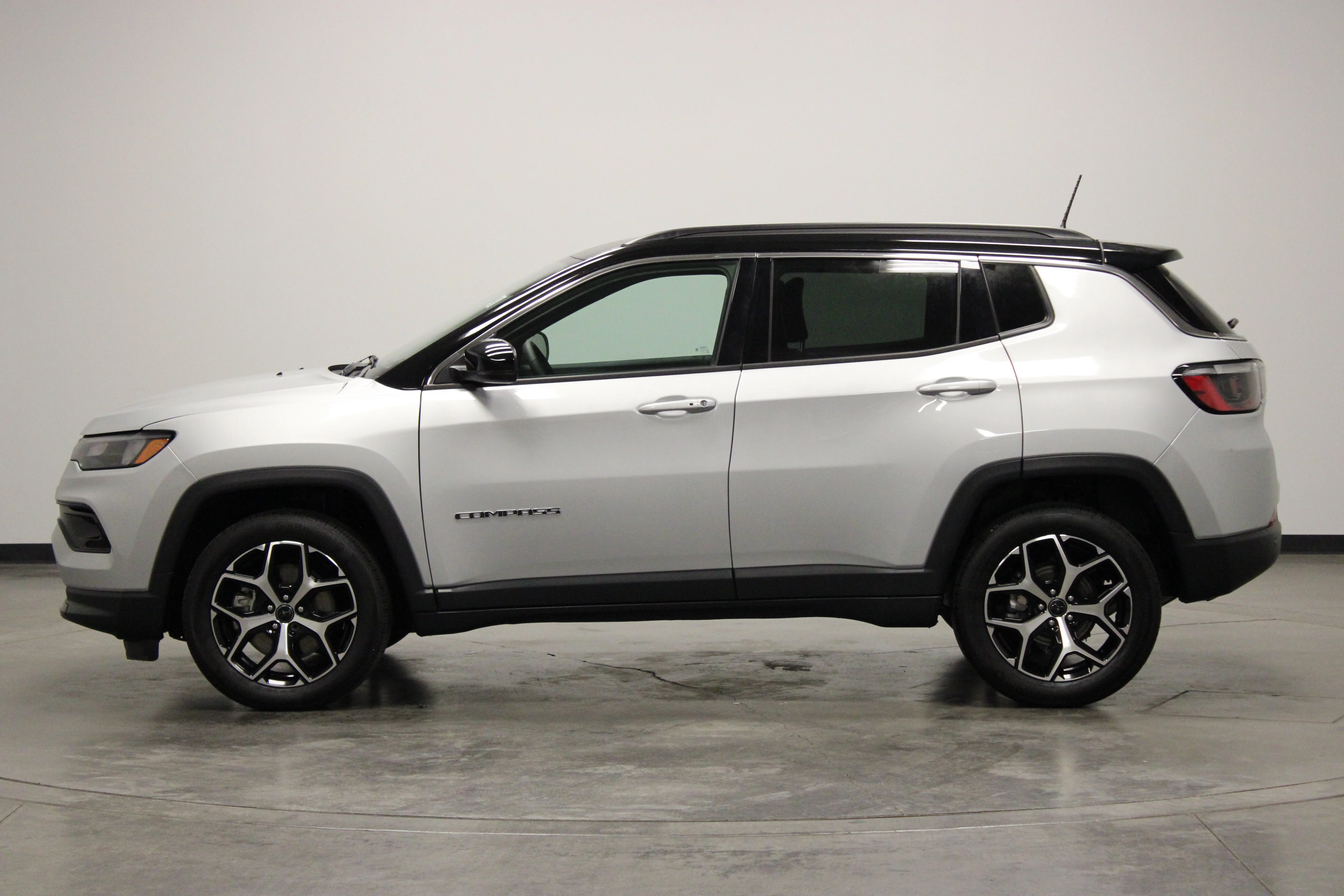 Used 2025 Silver Zynith Metallic Clearcoat Jeep Limited image 5