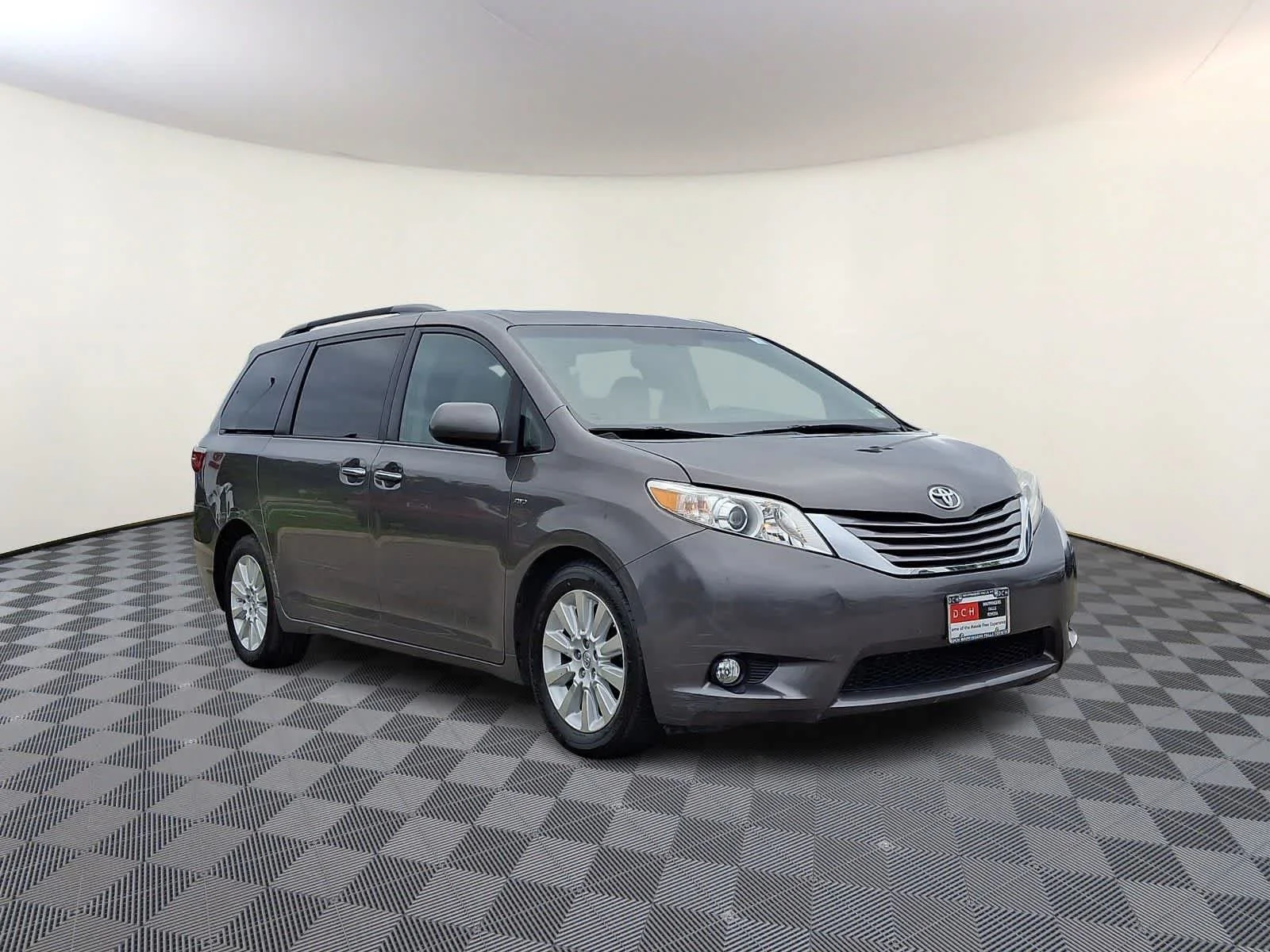 Used 2016 Predawn Gray Mica Toyota XLE Premium image 4