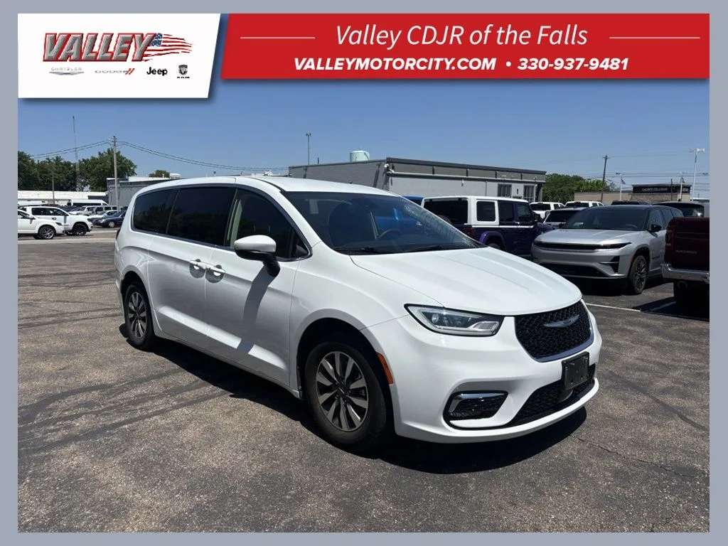 2023 Chrysler Pacifica Hybrid Touring L Hybrid's photo