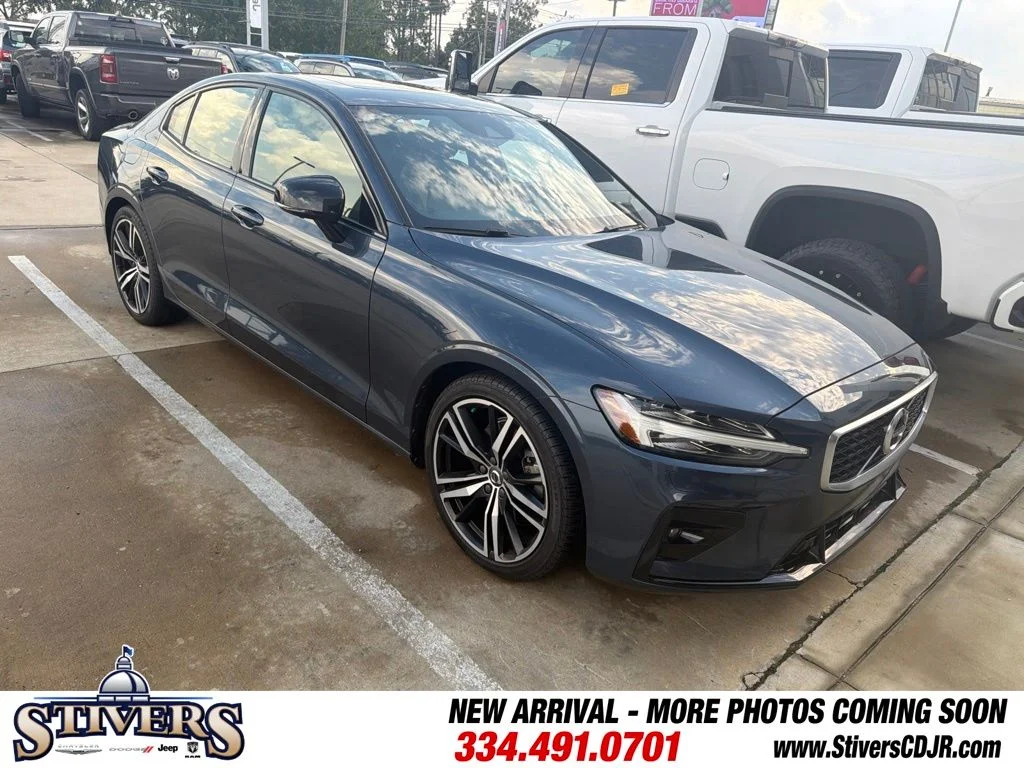 Used 2020 Blue Volvo T5 R-Design image 1