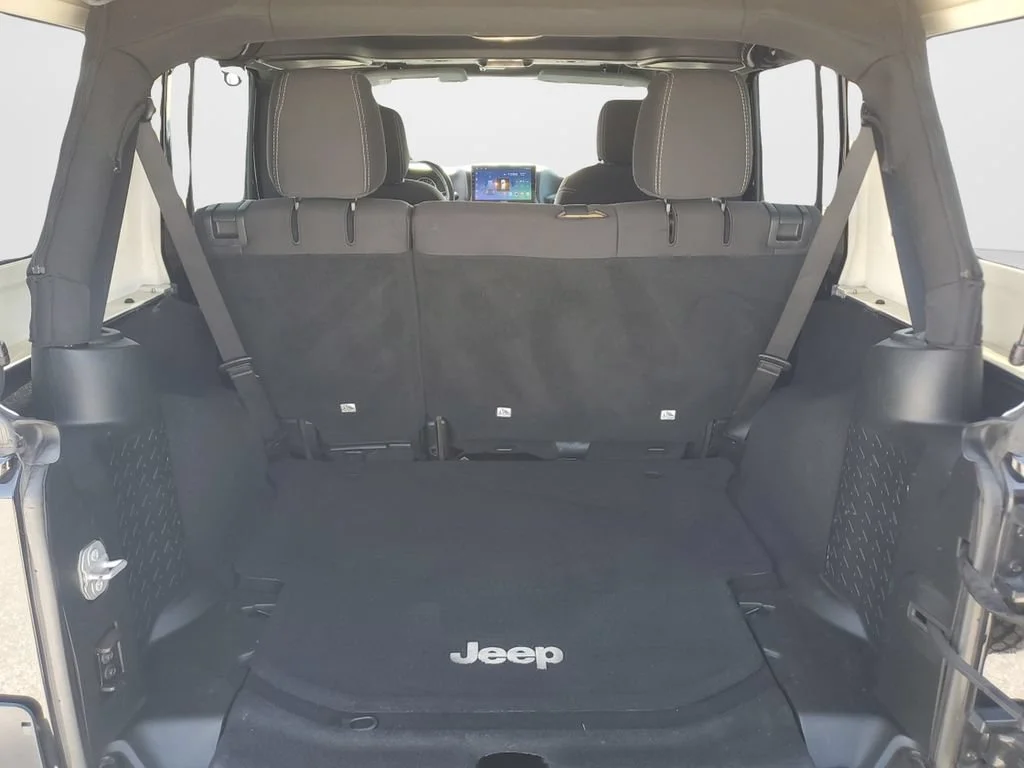 Used 2017 Black Jeep Sahara 4x4 image 9