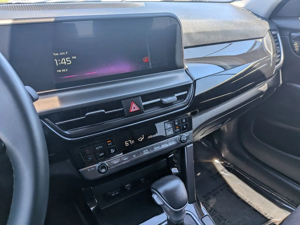 Used 2025 Snow White Pearl Kia S image 15