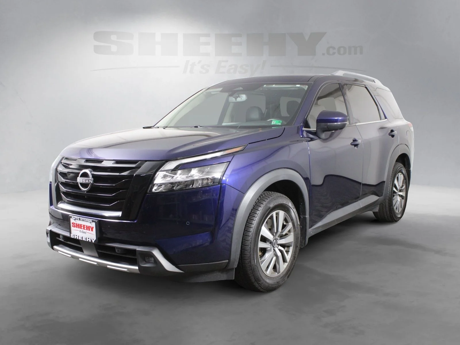 Used 2022 Blue Nissan SL image 4