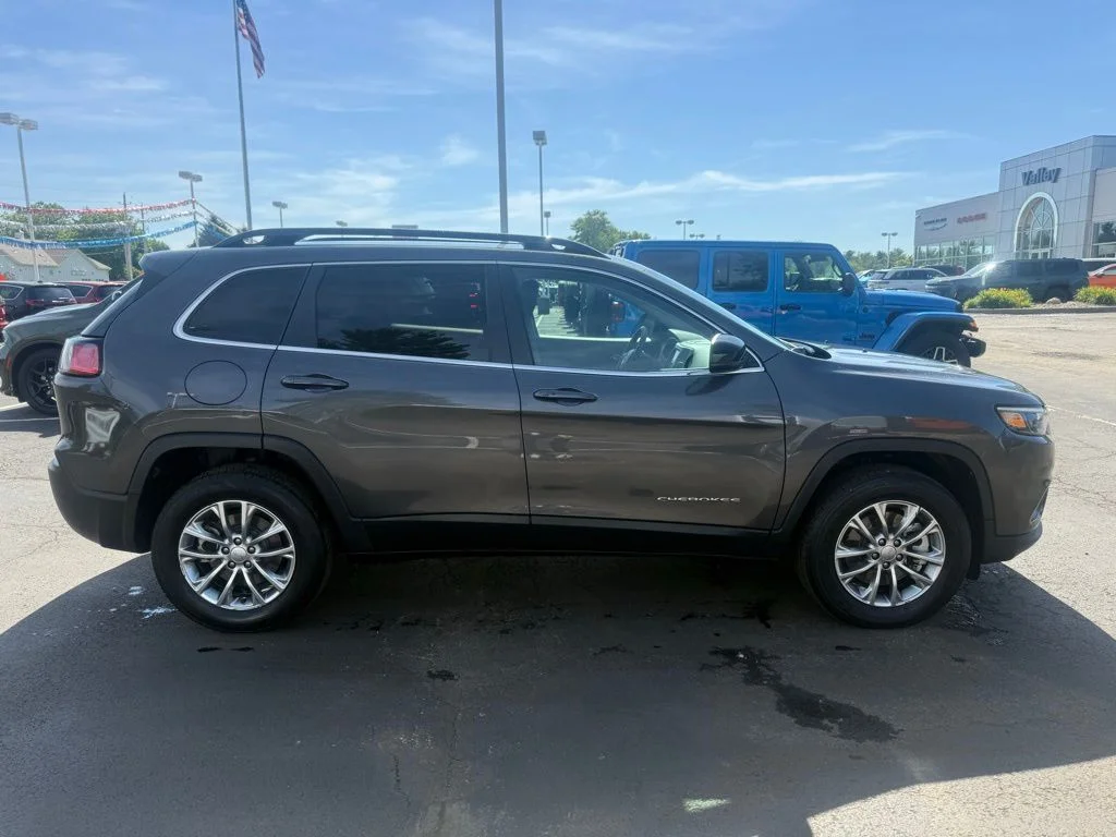 Used 2022 Gray Jeep Latitude Lux image 2