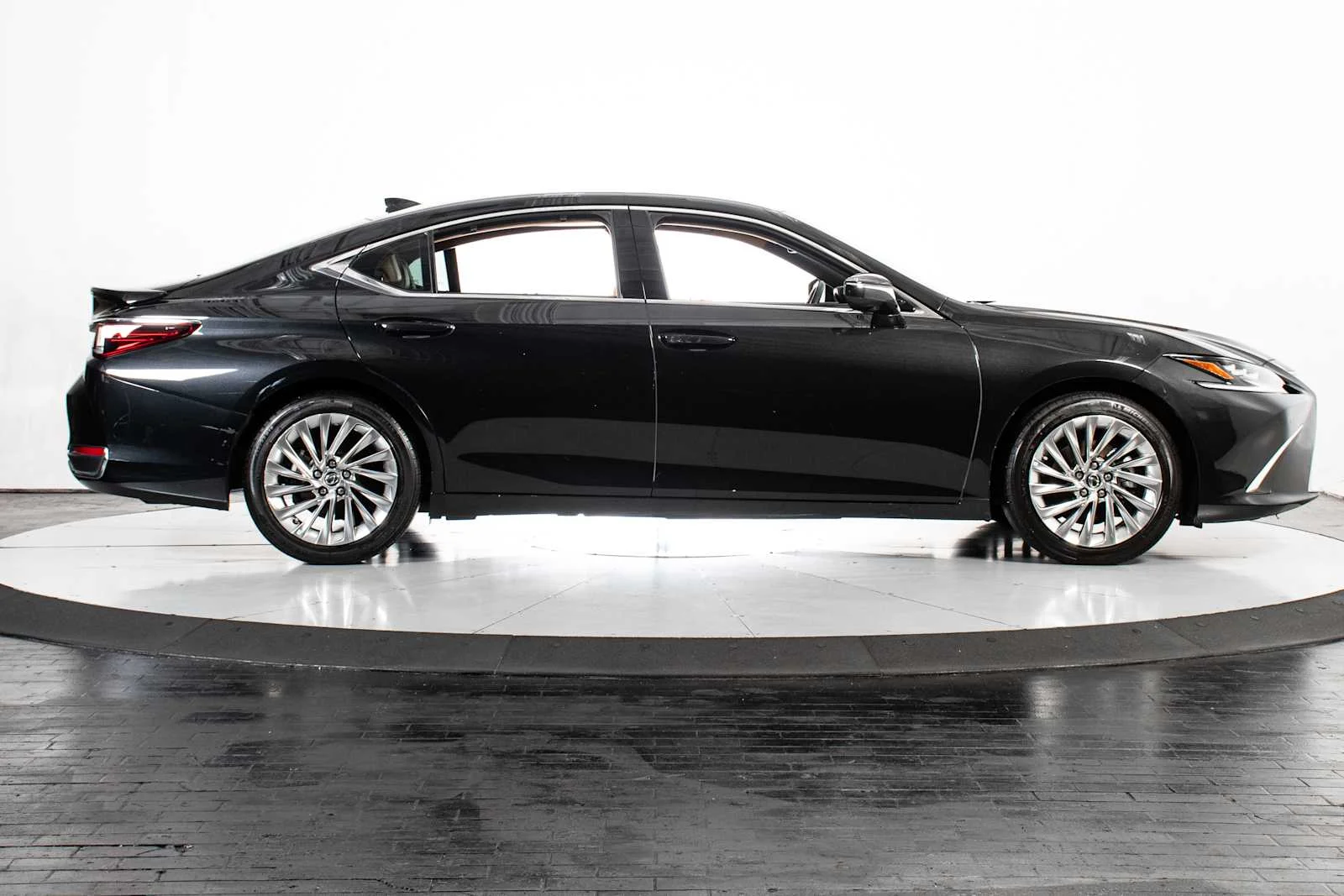 Certified Used 2023 Caviar Lexus Ultra Luxury image 7